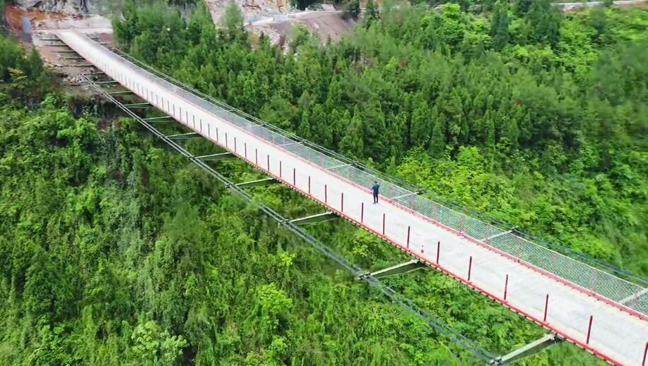 ترسناکترین پل معلق دنیا | تصاویر