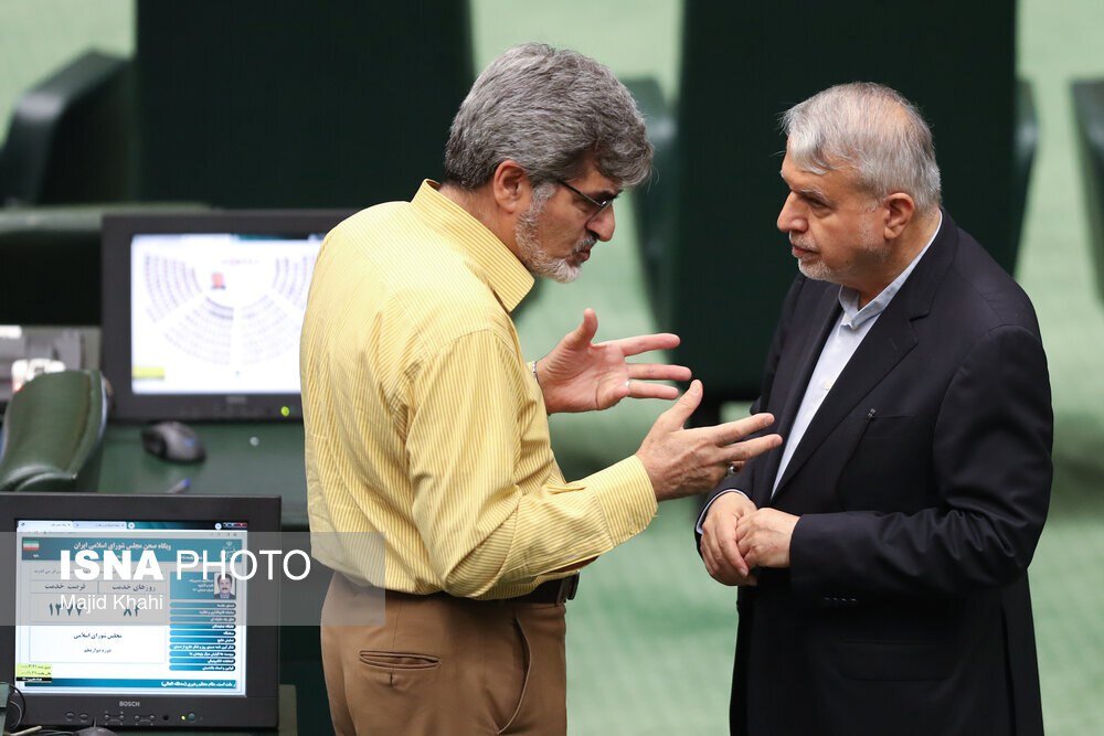 گفتوگوی صالحی امیری با حاجی بابایی و کوچک زاده در مجلس | تصاویر