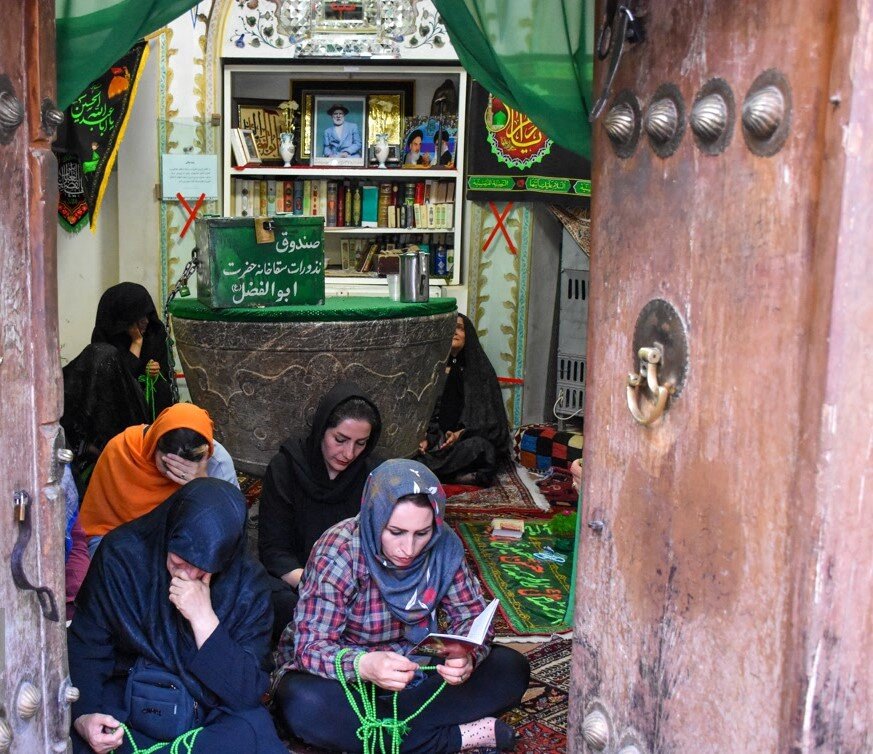 آیین های عزاداری محرم در استان ها | روضه در سقاخانه شهرکرد + تصاویر