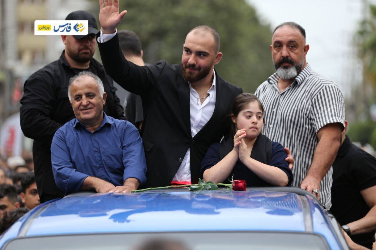 رفتار زیبای امیرحسین زارع با کودک سندروم دان | تصاویر