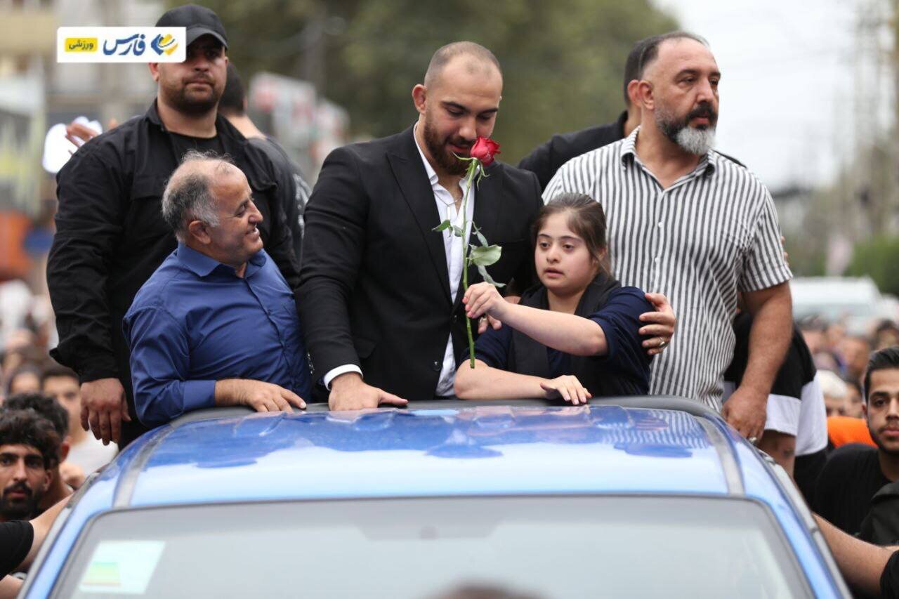 رفتار زیبای امیرحسین زارع با کودک سندروم دان | تصاویر