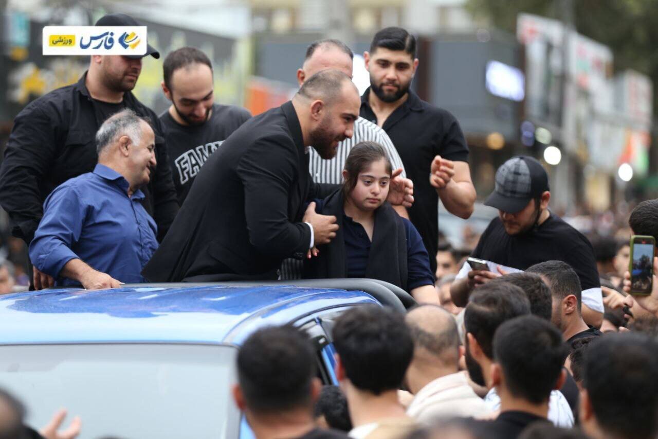 رفتار زیبای امیرحسین زارع با کودک سندروم دان | تصاویر