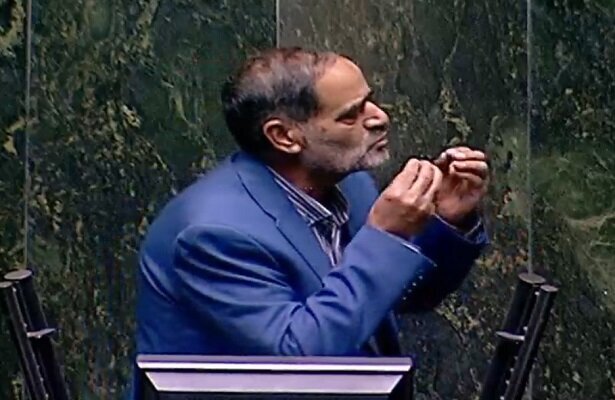 لحظه به لحظه از بررسی صلاحیت وزرای پیشنهادی دولت چهاردهم؛ نوبت عصر| نماینده مخالف وزیر پیشنهادی بهداشت: او در حمایت از اغتشاشات بیانیه امضاء کرده است!