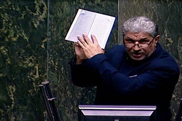 لحظه به لحظه از بررسی صلاحیت وزرای پیشنهادی دولت چهاردهم؛ نوبت عصر| نماینده مخالف وزیر پیشنهادی بهداشت: او در حمایت از اغتشاشات بیانیه امضاء کرده است!