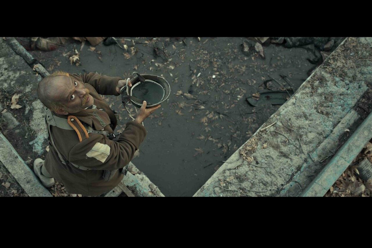 گریم عجیب بازیگر پوست شیر در یک فیلم جهنمی | جنگ چه بلایی سر آدمهای بی گناه میآورد؟