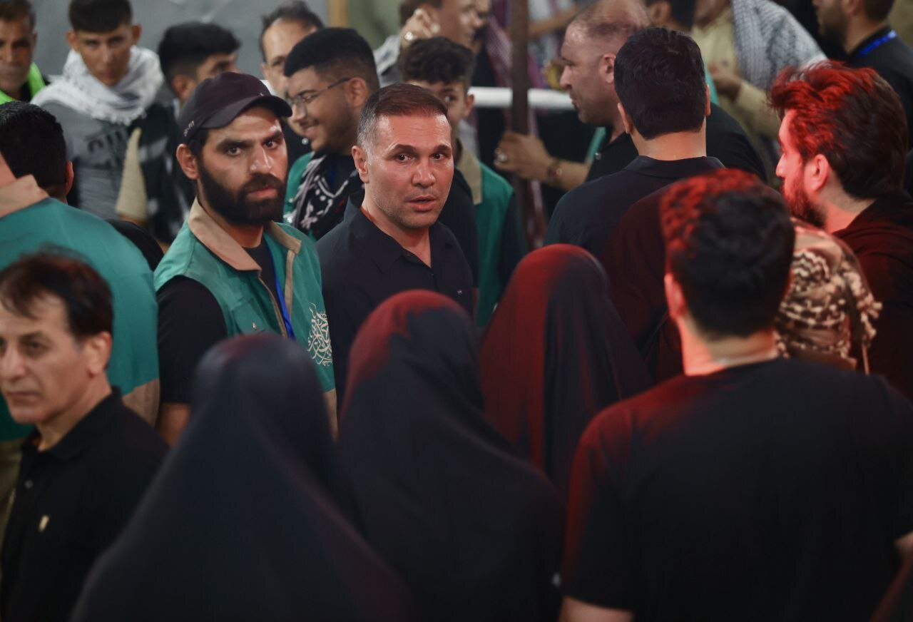 ورزشکاران پای دیگ نذری در موکب عزاداری اباعبدالله الحسین(ع) در نجف | تصاویر