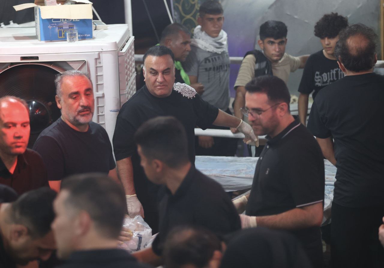 ورزشکاران پای دیگ نذری در موکب عزاداری اباعبدالله الحسین(ع) در نجف | تصاویر