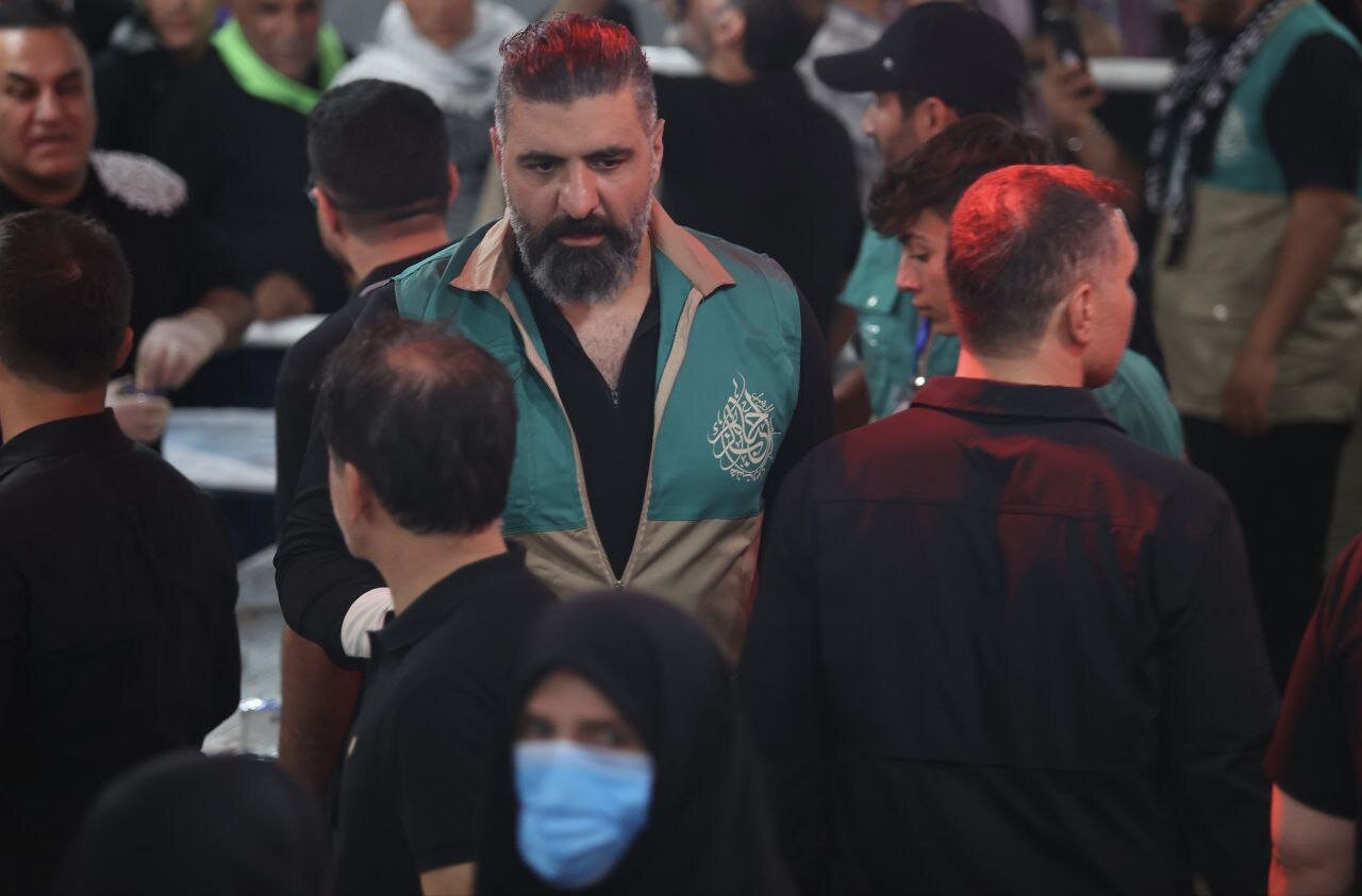 ورزشکاران پای دیگ نذری در موکب عزاداری اباعبدالله الحسین(ع) در نجف | تصاویر