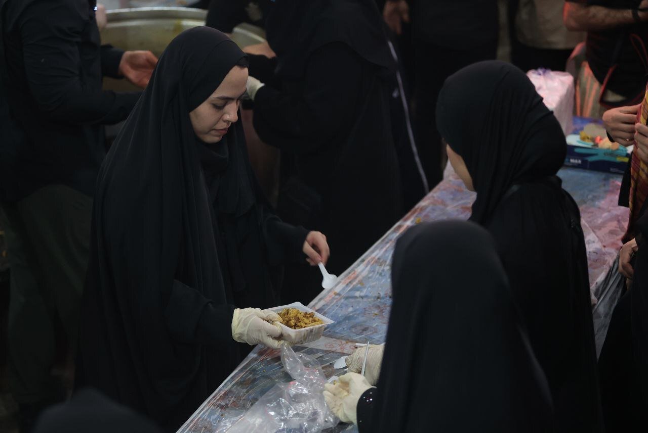 ورزشکاران پای دیگ نذری در موکب عزاداری اباعبدالله الحسین(ع) در نجف | تصاویر