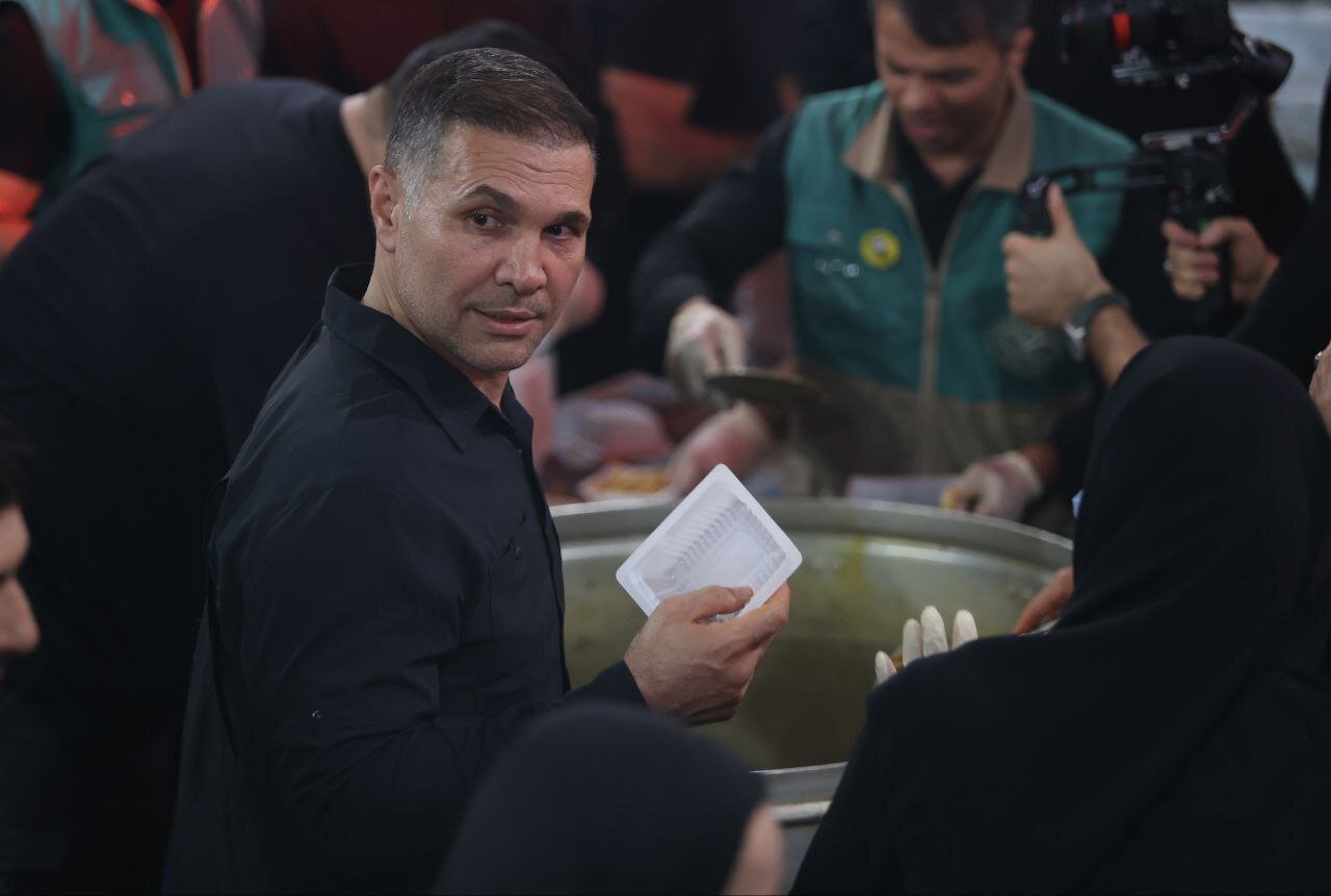 ورزشکاران پای دیگ نذری در موکب عزاداری اباعبدالله الحسین(ع) در نجف | تصاویر