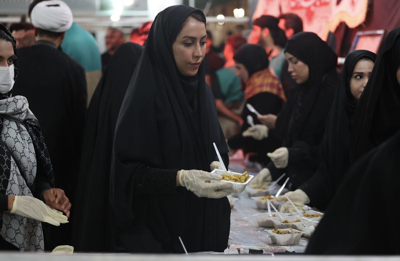 ورزشکاران پای دیگ نذری در موکب عزاداری اباعبدالله الحسین(ع) در نجف | تصاویر