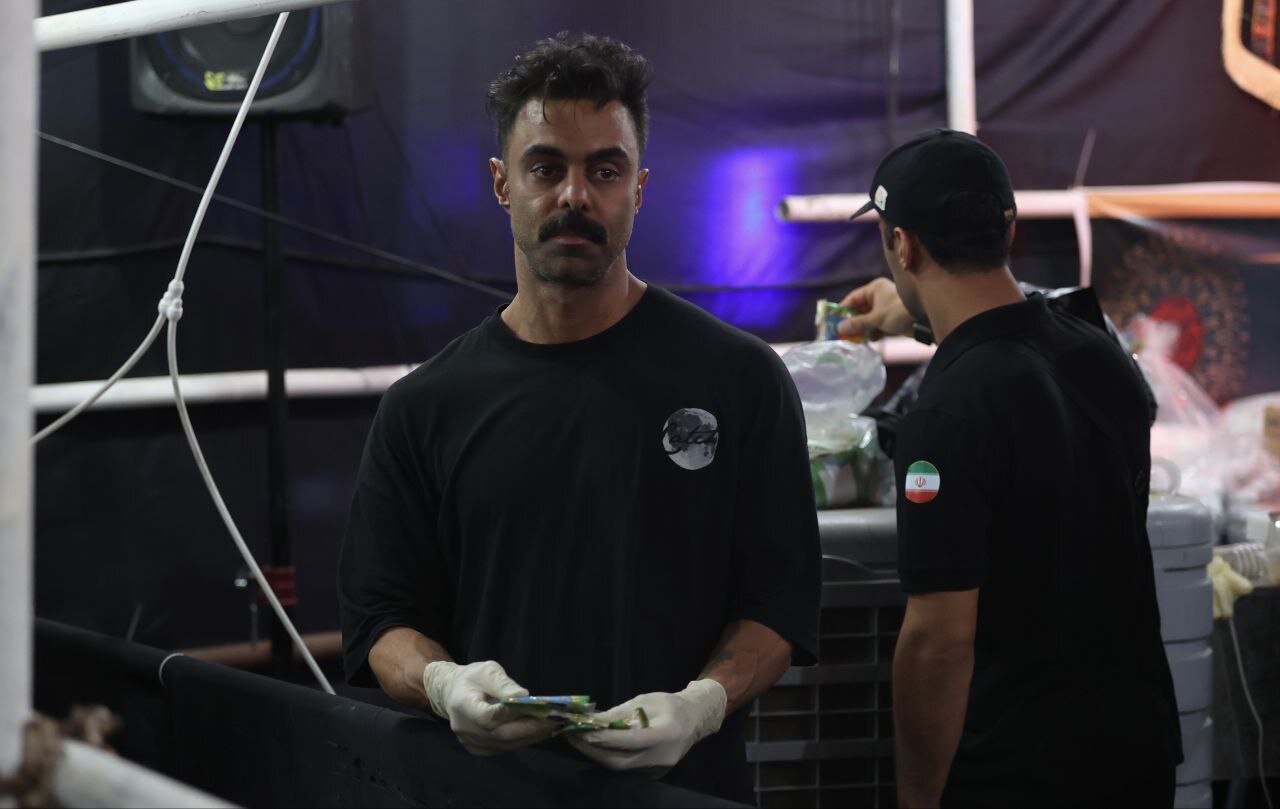 ورزشکاران پای دیگ نذری در موکب عزاداری اباعبدالله الحسین(ع) در نجف | تصاویر