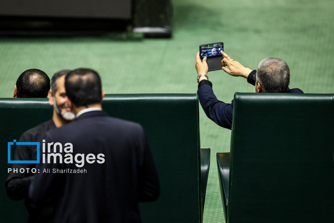 از عکس گرفتن با موبایل تا مشورت زنانه در جلسه علنی امروز مجلس | تصاویر
