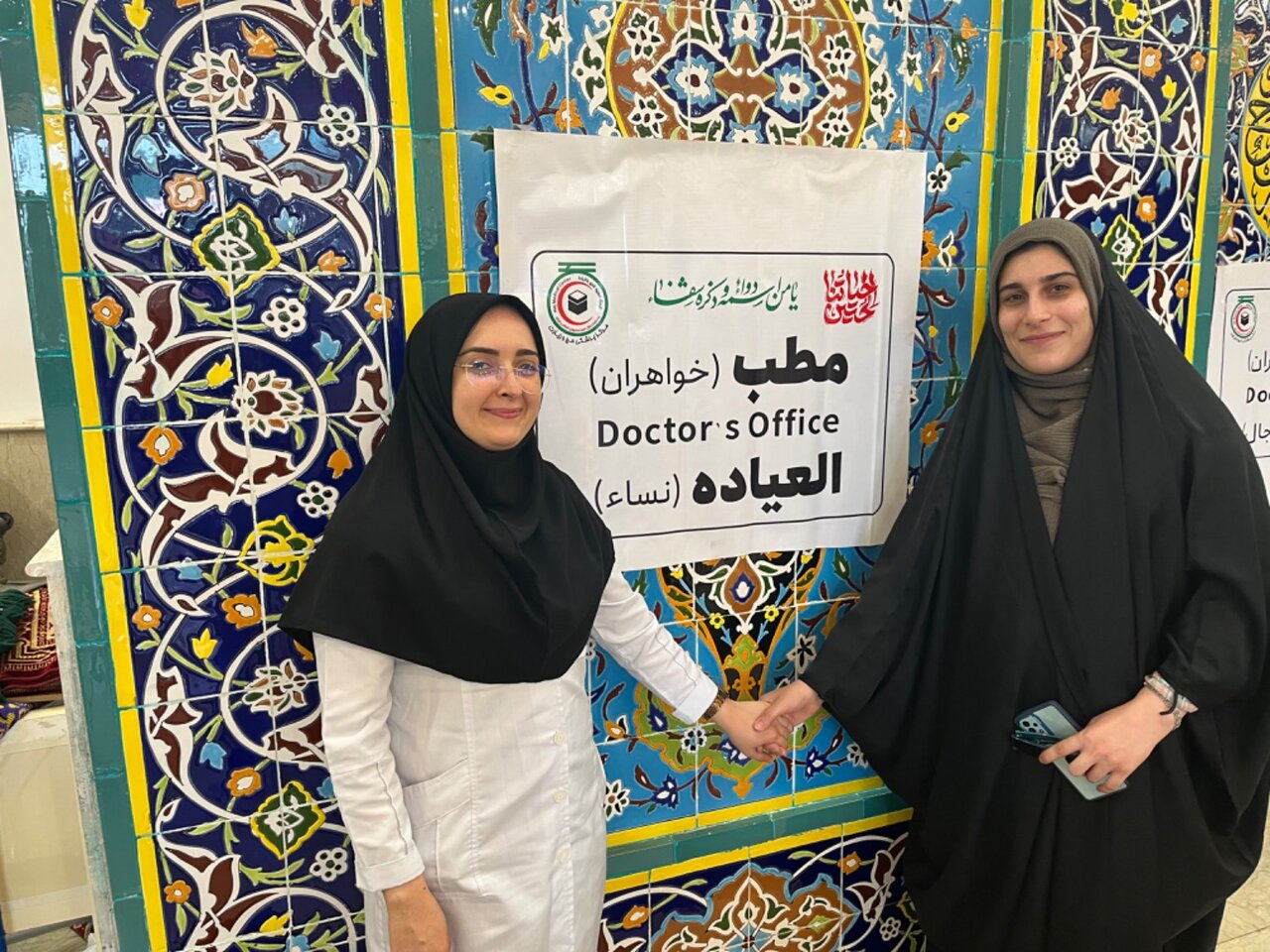 طبیبان عشاق الحسین | پزشکان داوطلب حاضر در مراسم پیاده روی اربعین از حال و هوای خاص خدمت به زائران حسین میگویند