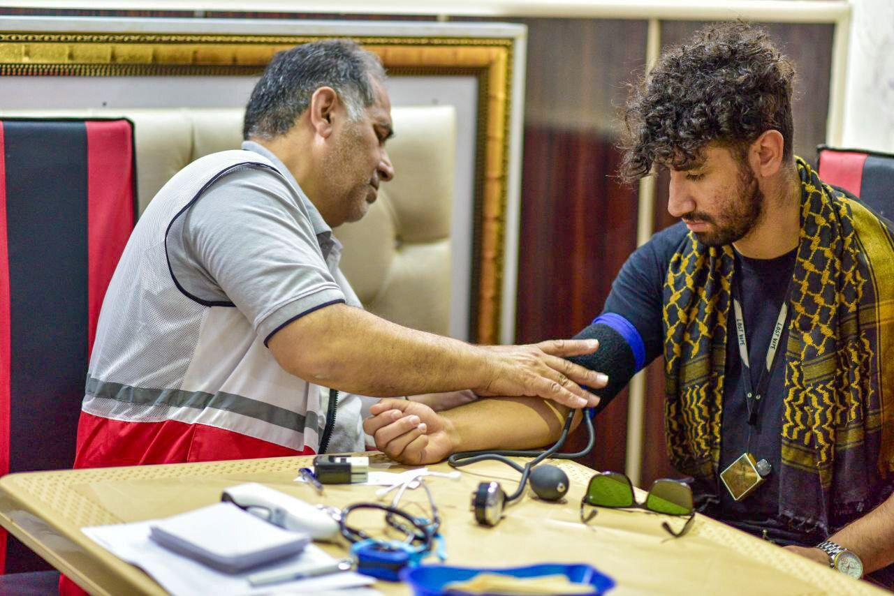 طبیبان عشاق الحسین | پزشکان داوطلب حاضر در مراسم پیاده روی اربعین از حال و هوای خاص خدمت به زائران حسین میگویند