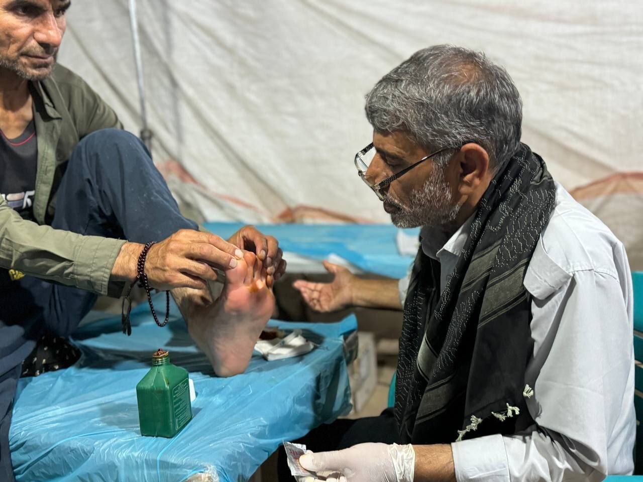 طبیبان عشاق الحسین | پزشکان داوطلب حاضر در مراسم پیاده روی اربعین از حال و هوای خاص خدمت به زائران حسین میگویند