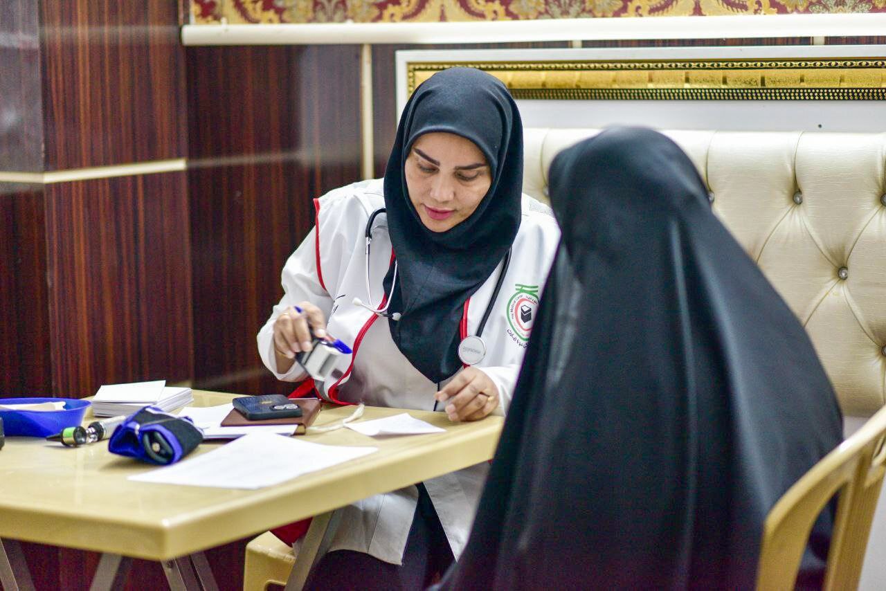 طبیبان عشاق الحسین | پزشکان داوطلب حاضر در مراسم پیاده روی اربعین از حال و هوای خاص خدمت به زائران حسین میگویند