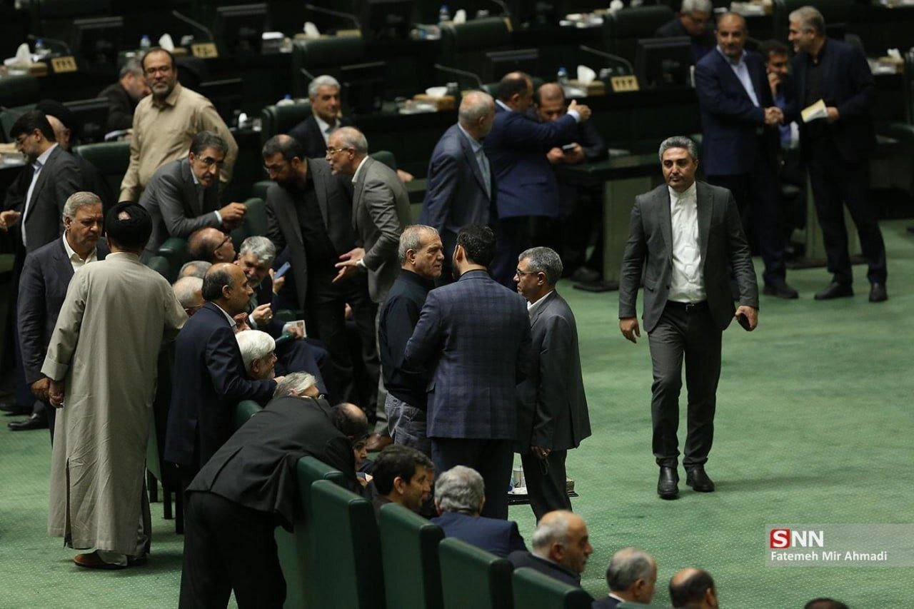 خوش و بش ثابتی با پزشکیان در صحن علنی مجلس | تصاویر