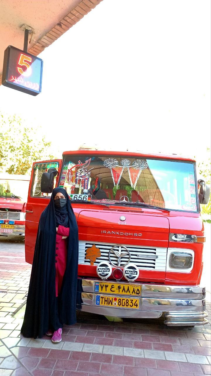 شوفری مینی بوس توسط زن ایرانی باحجاب چادر | مسافرانم، مهمانان مجالس عروسی و عزا و طبیعتگردان هستند!