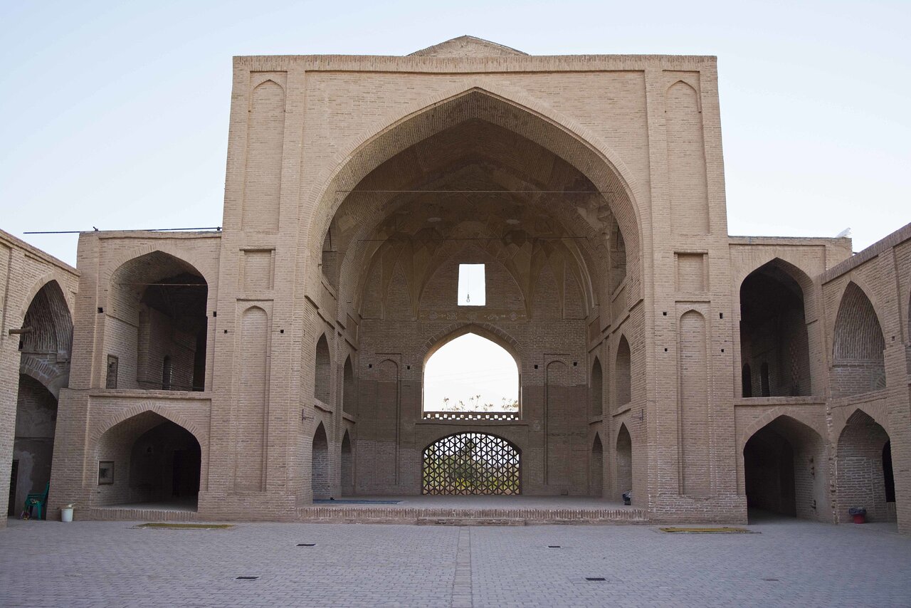 آتشکدههایی که تبدیل به مسجد شدند | دلیل شهرت مسجد صورتی چیست؟