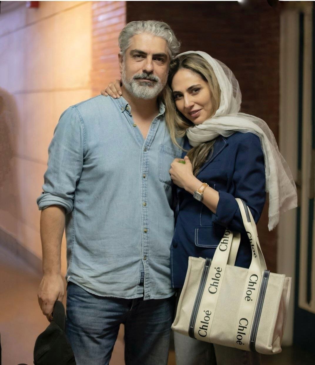 عاشقانه های خانم بازیگر و همسرش در پشت صحنه یک تئاتر | تصاویر