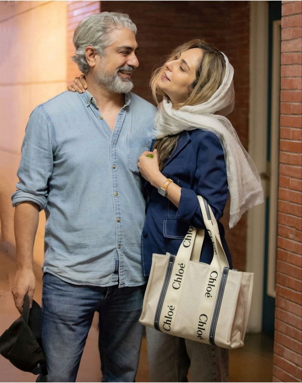 عاشقانه های خانم بازیگر و همسرش در پشت صحنه یک تئاتر | تصاویر