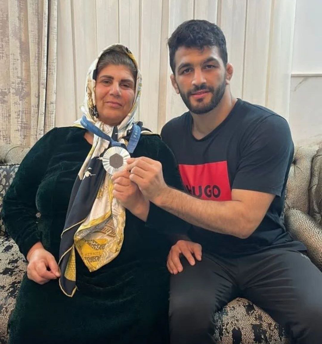 مدال نقره المپیک ۲۰۲۴ پاریس بر گردن مادر حسن یزدانی | عکس