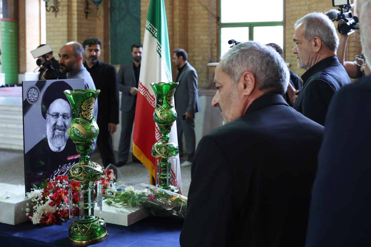 حضور پزشکیان در محل یادبود شهید رئیسی + عکس