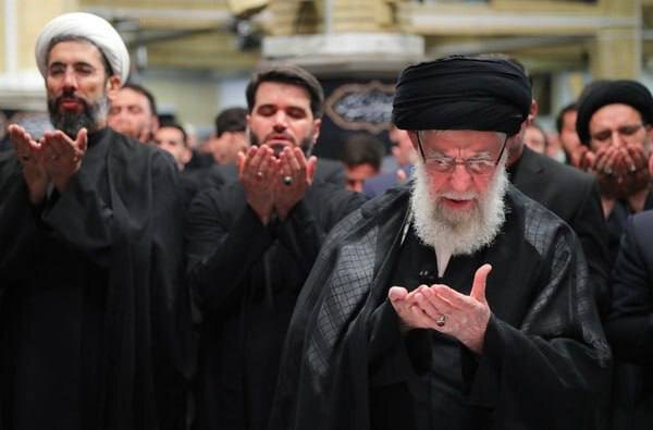 تصاویری از اقامه نماز ظهر و عصر عزاداران هیئتهای دانشجویی به امامت رهبر معظم انقلاب