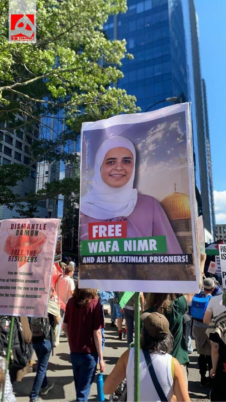 تصاویر دانشجویان دختر اسیر فلسطینی در دست تظاهرات کنندگان آمریکایی