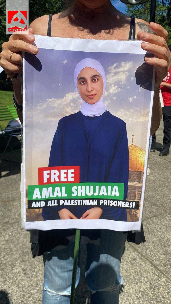 تصاویر دانشجویان دختر اسیر فلسطینی در دست تظاهرات کنندگان آمریکایی