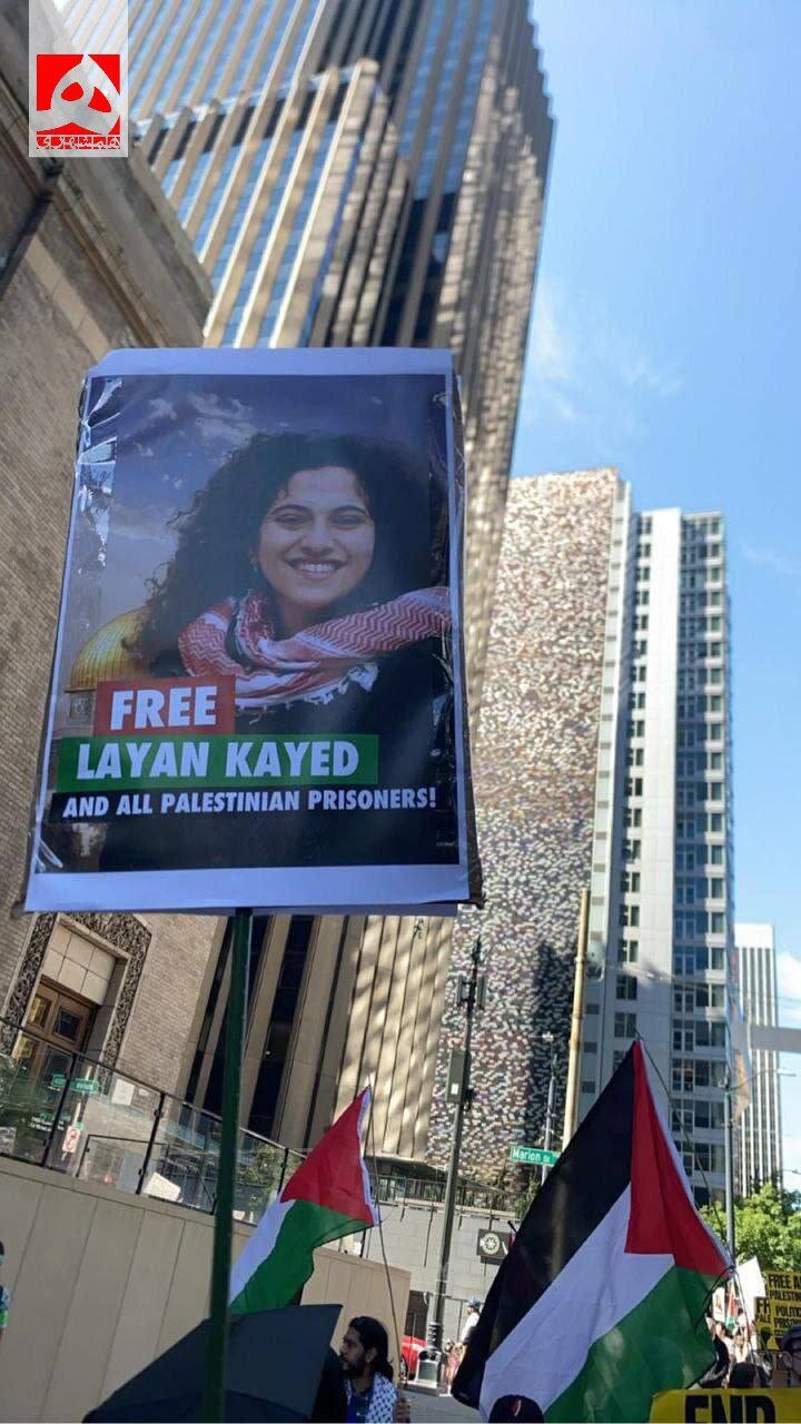 تصاویر دانشجویان دختر اسیر فلسطینی در دست تظاهرات کنندگان آمریکایی