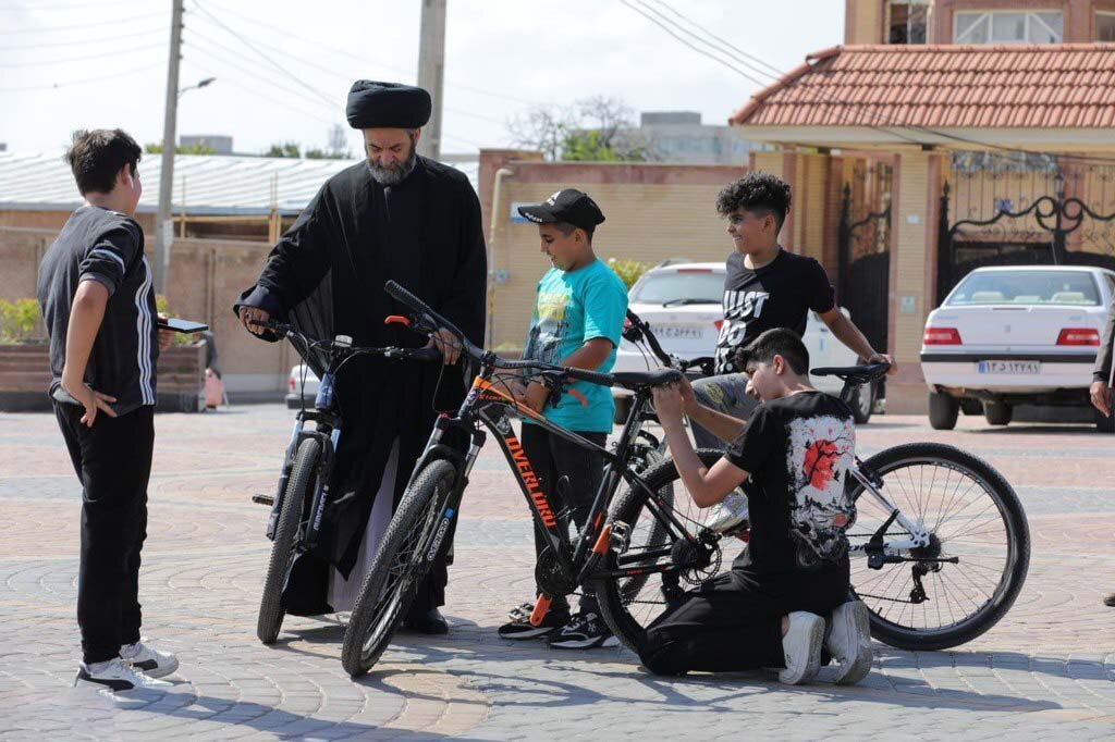 حضور متفاوت و جالب امام جمعه اردبیل در بین نوجوانان دوچرخه سوار | عکس