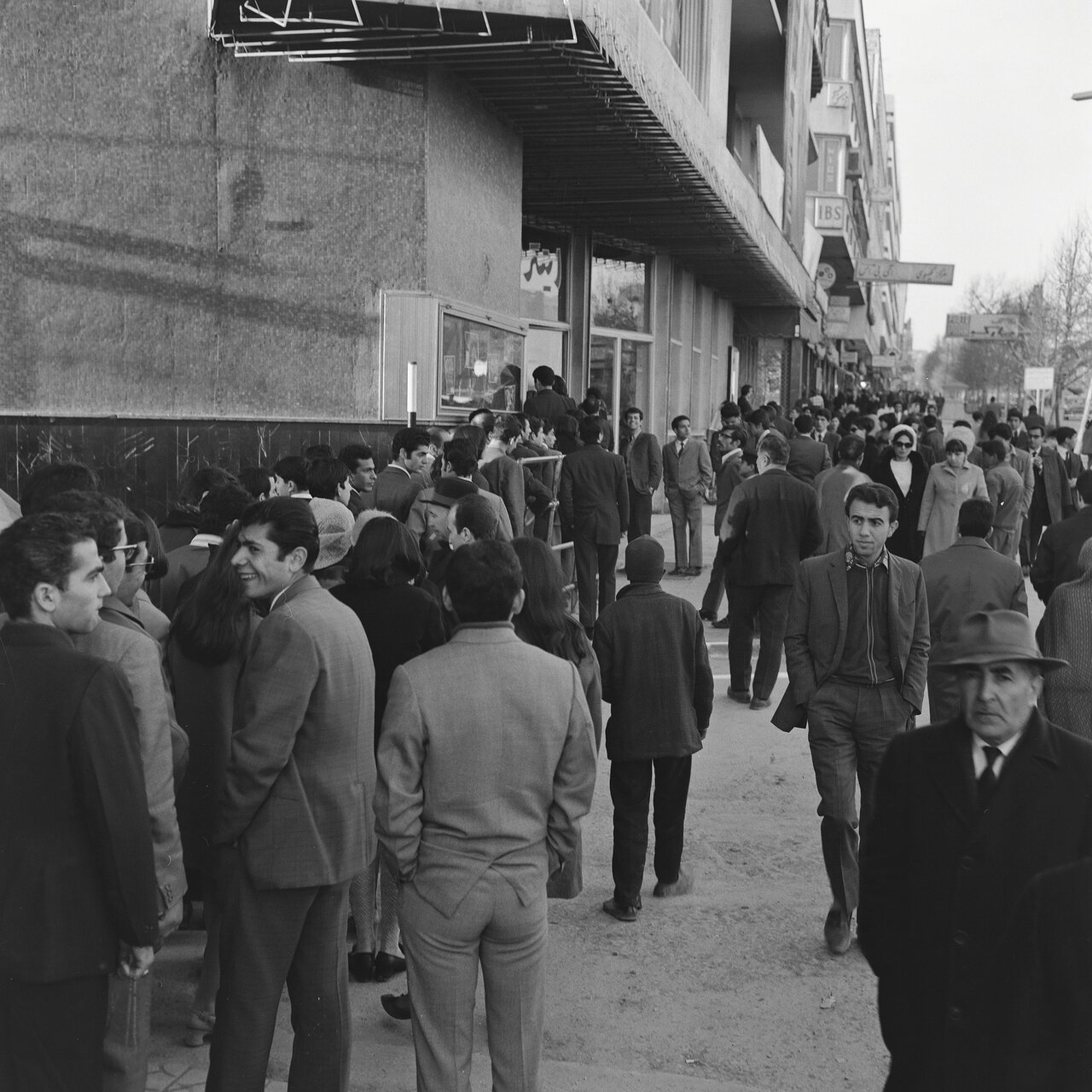 شبکه پنهانی دلالان جلو سینماها | چغالهبادامفروشی که دلال بازار سیاه سینما شد