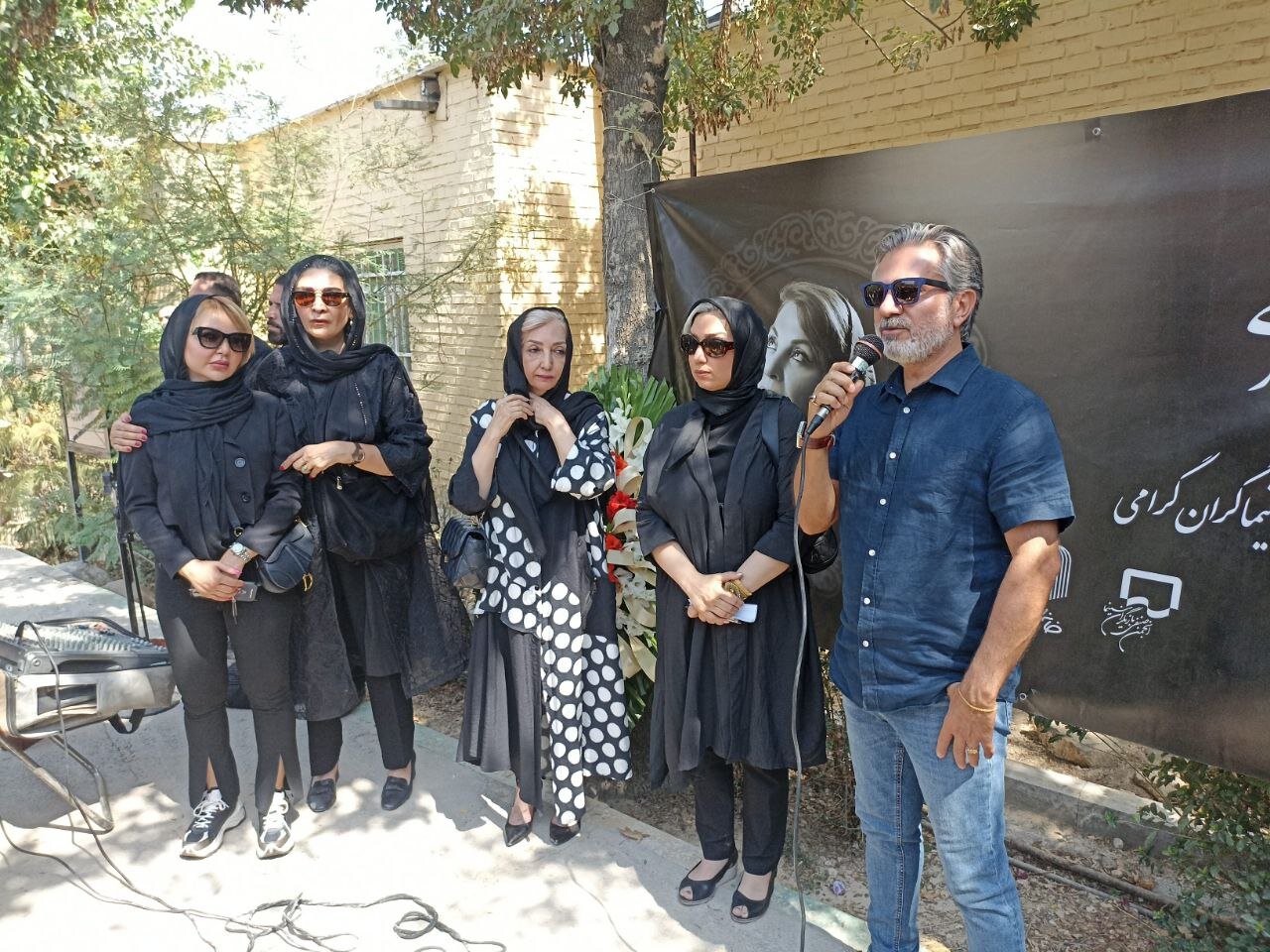 چهره هایی که برای وداع با پیکر زهره حمیدی آمدند | خداحافظی تلخ همسر خانم بازیگر | تصاویر