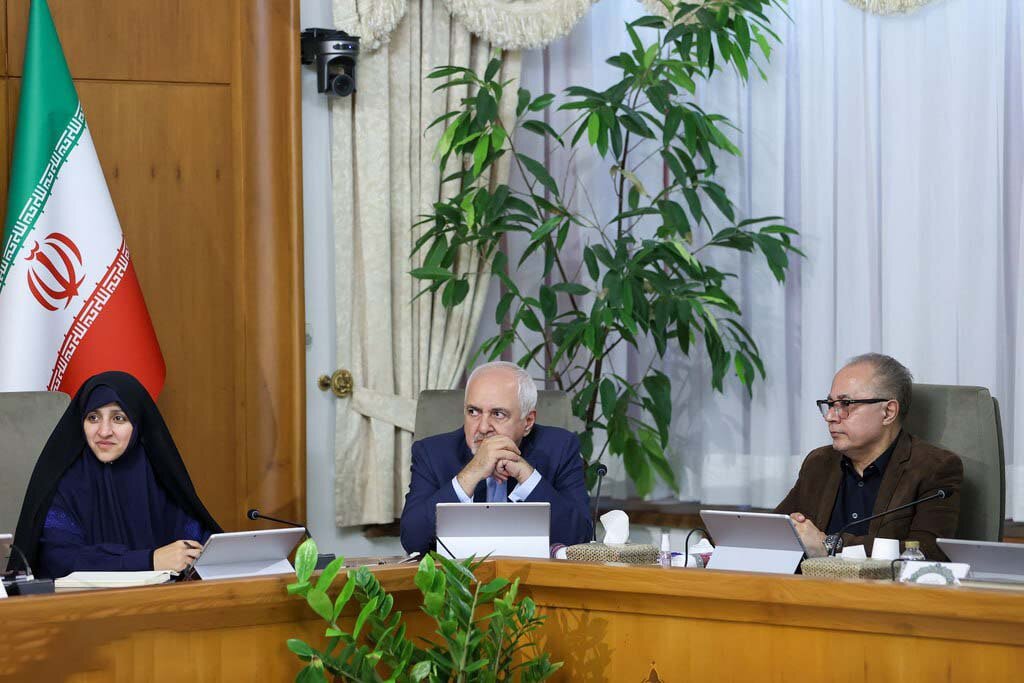 اولین تصویر از حضور رسمی ظریف در جلسه هیات دولت پس از بازگشتش