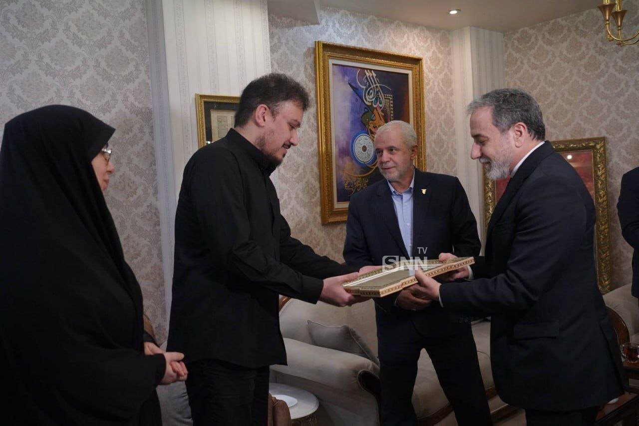 تصاویری از دیدار عراقچی و رئیس بنیاد شهید با خانواده شهید امیرعبداللهیان