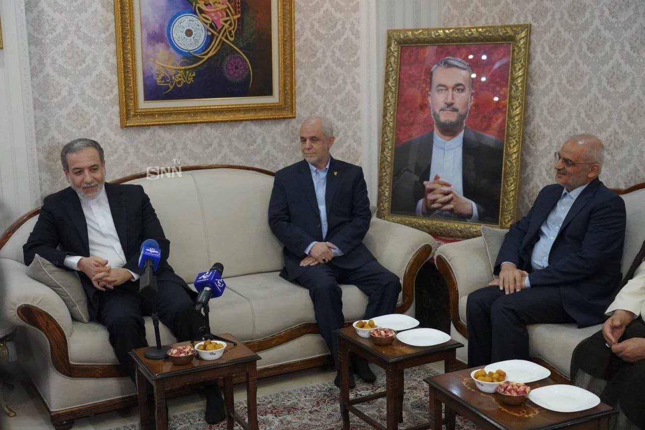 تصاویری از دیدار عراقچی و رئیس بنیاد شهید با خانواده شهید امیرعبداللهیان