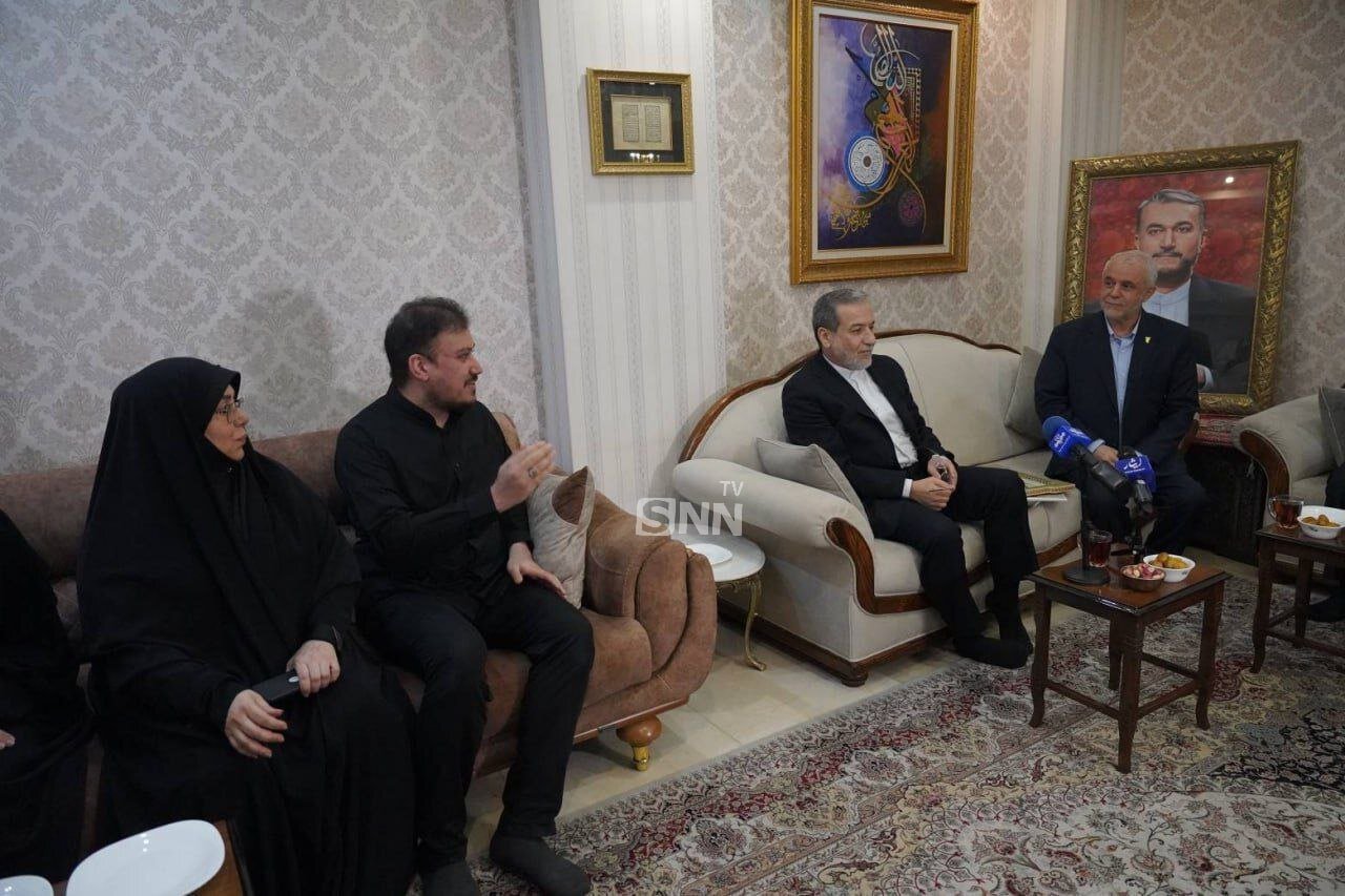 تصاویری از دیدار عراقچی و رئیس بنیاد شهید با خانواده شهید امیرعبداللهیان