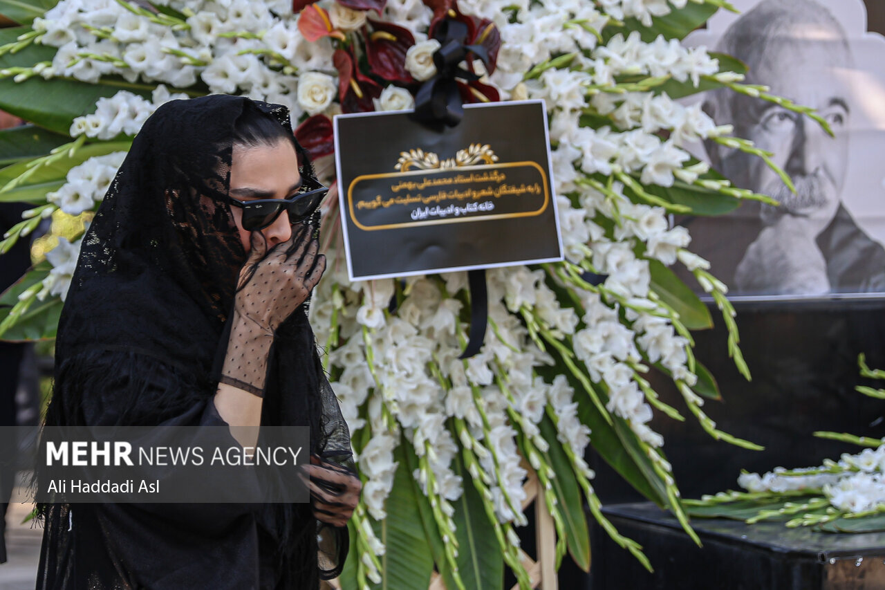 تصاویری از اندیشه فولادوند در مراسم وداع با پیکر محمدعلی بهمنی