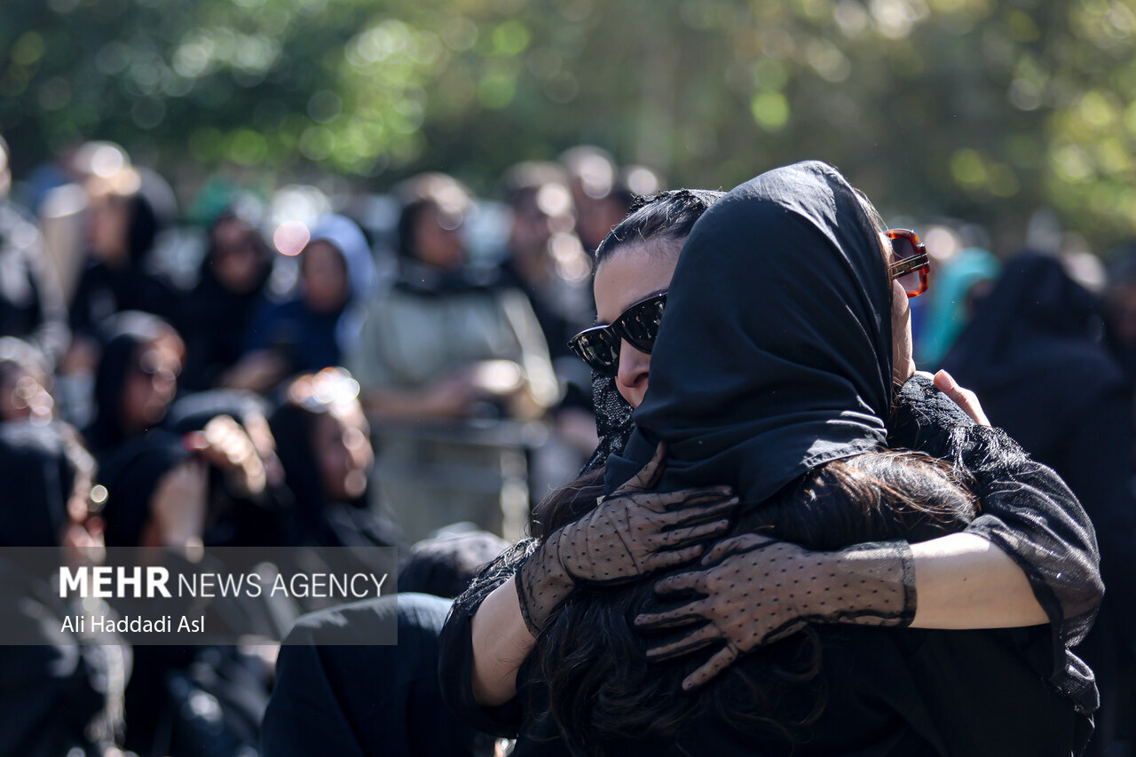 تصاویری از اندیشه فولادوند در مراسم وداع با پیکر محمدعلی بهمنی