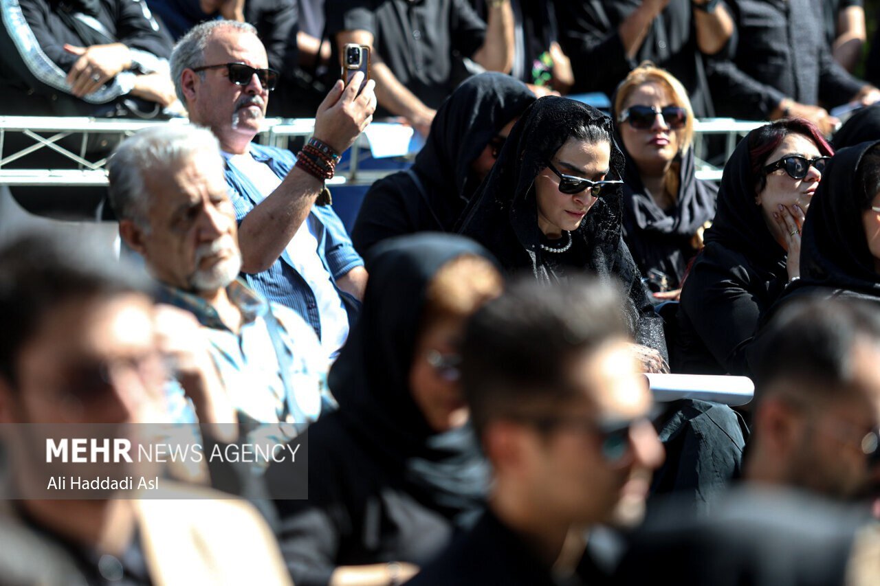 تصاویری از اندیشه فولادوند در مراسم وداع با پیکر محمدعلی بهمنی