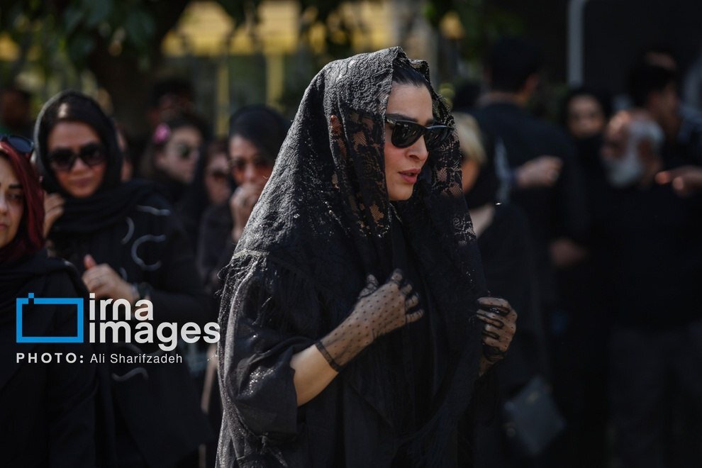 تصاویری از اندیشه فولادوند در مراسم وداع با پیکر محمدعلی بهمنی