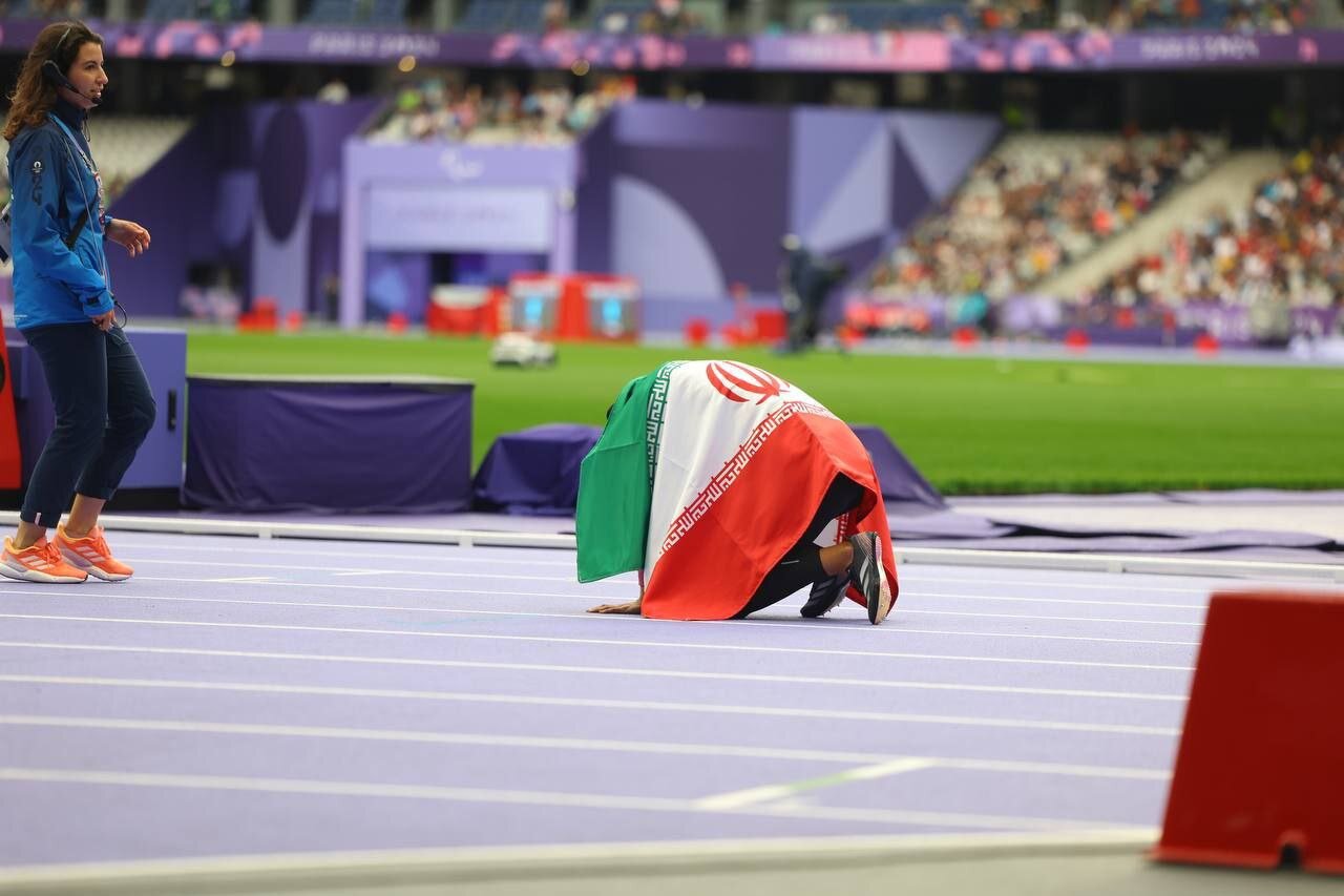 گریه شادی هاجر صفرزاده پس از کسب مدال نقره در پاریس | عکس