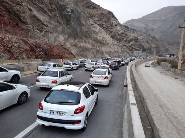 بررسی وضعیت راههای مواصلاتی کشور | ترافیک سنگین در هراز؛ بارش باران در جادههای ۴ استان