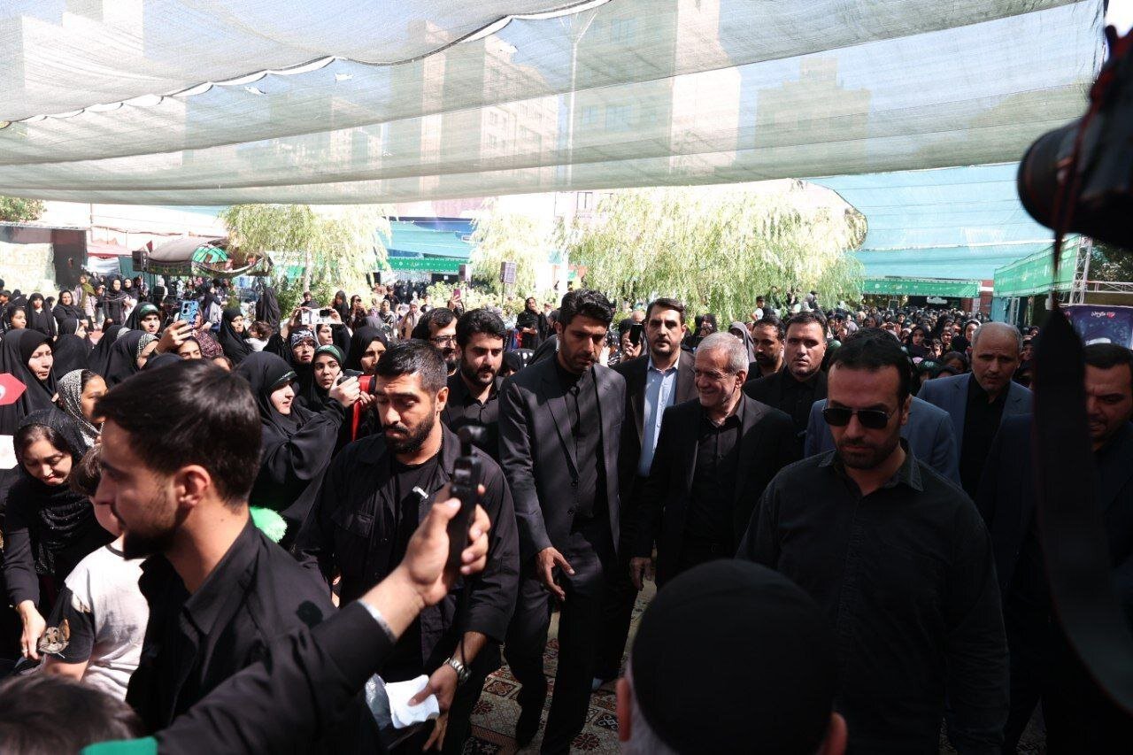 بازدید رئیسجمهور از موکب دخترانه حضرت نجمه خاتون