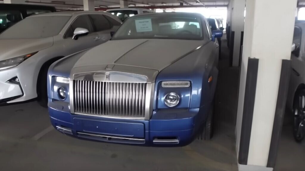 ماجرای این خودروهای لوکس خاکگرفته در دبی چیست؟ / عکس