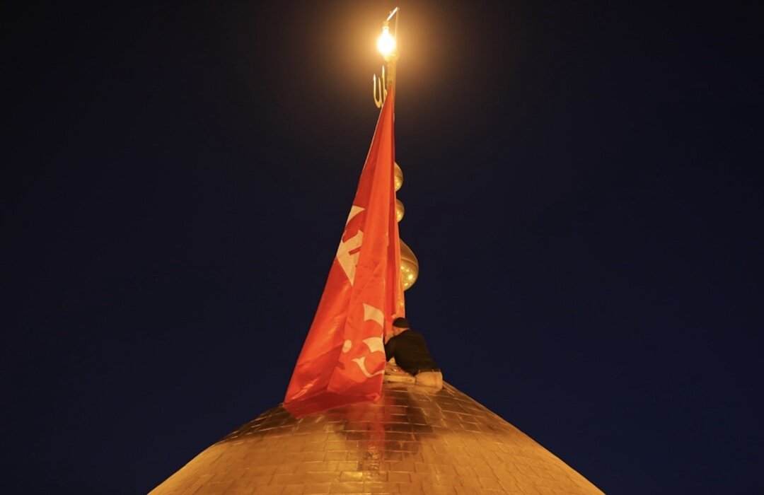 نعویض پرچم گنبد حرم امام حسین (ع) پس از ۲ ماه + تصاویر