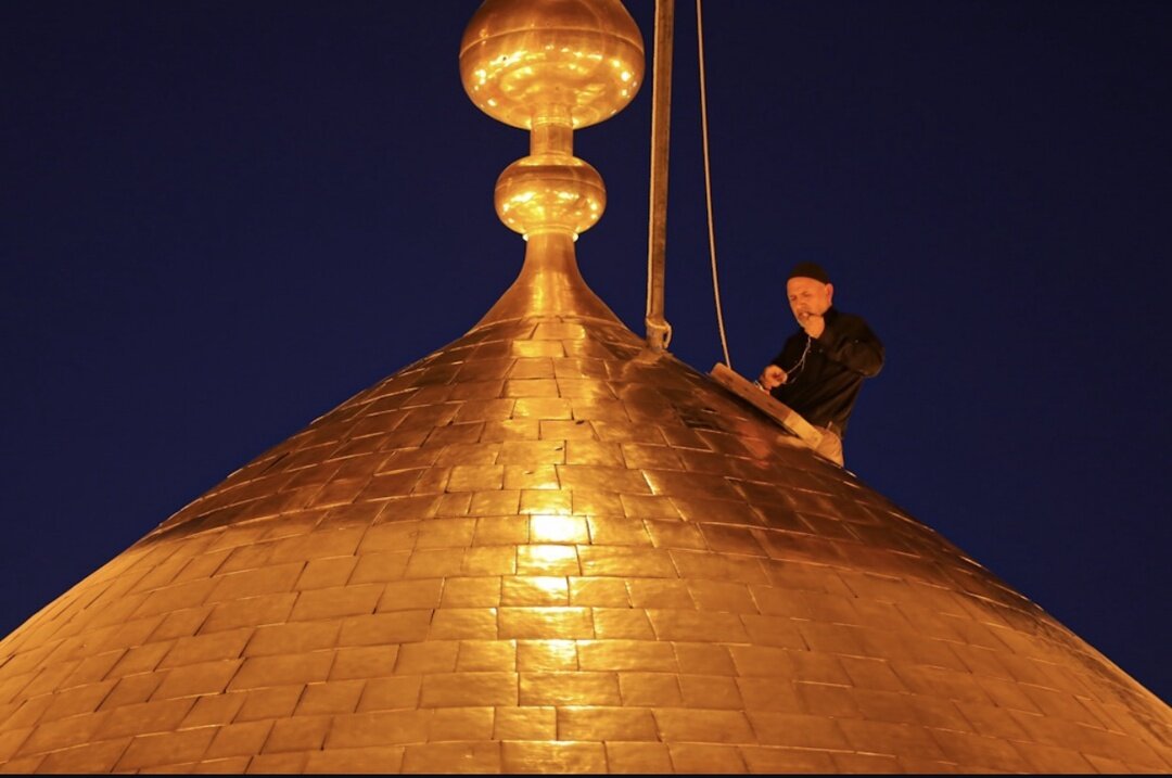 نعویض پرچم گنبد حرم امام حسین (ع) پس از ۲ ماه + تصاویر