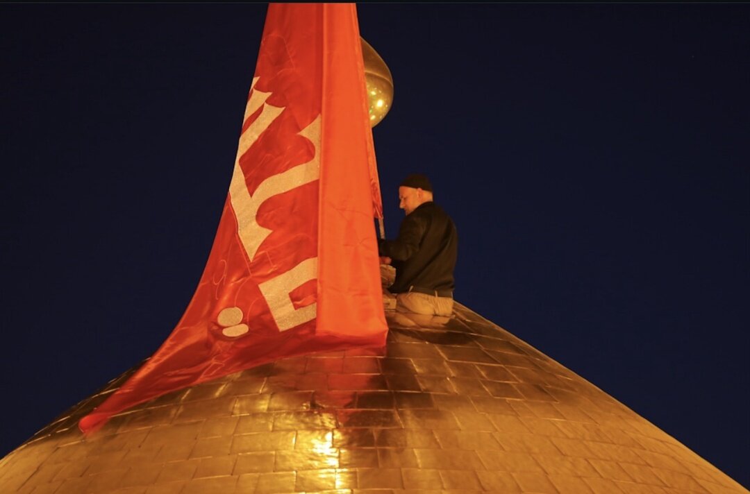 نعویض پرچم گنبد حرم امام حسین (ع) پس از ۲ ماه + تصاویر